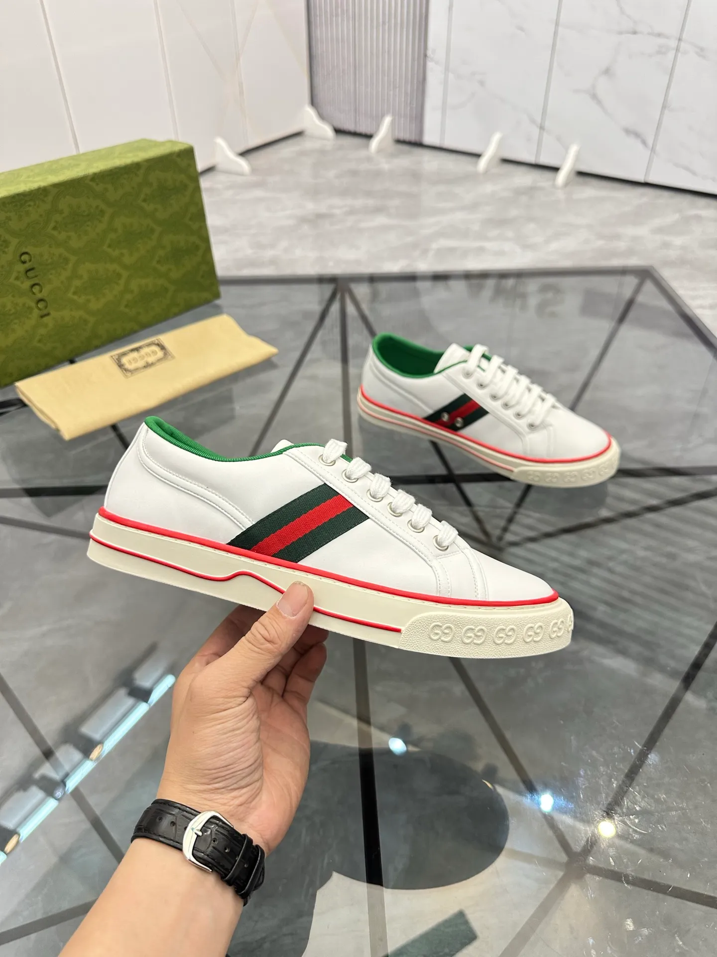 Men's shoes: 💰P380¥ Product trademark: Gucci* "Gucci*" low-cut casual shoes Regular size: 38-44 (can be customized to 45.46.) Product material: imported cowhide upper, breathable lining, original outsole. Number: 661